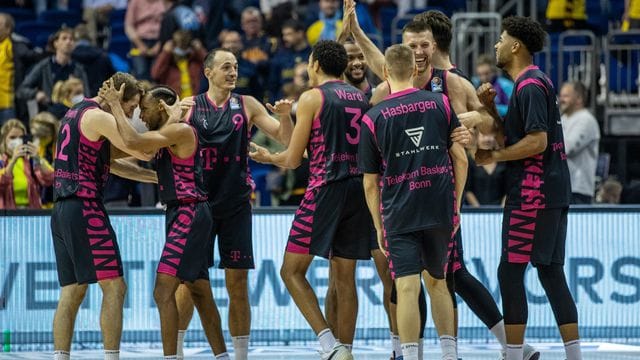 Die Bonner Spieler feiern den Auftaktsieg in Berlin.