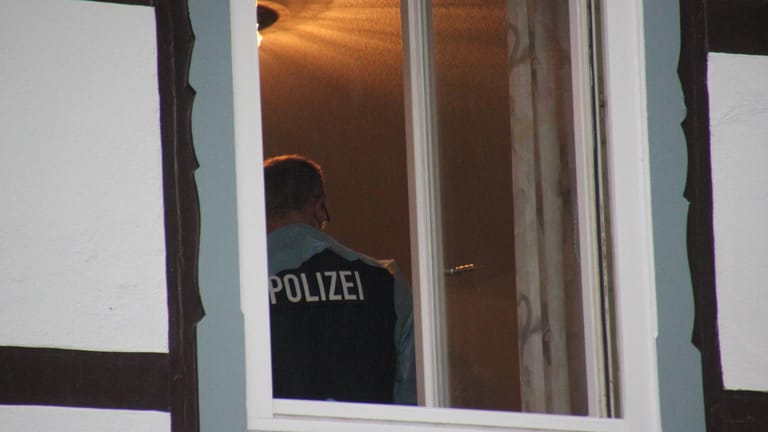 Hausduchsuchung: In Trier bekam ein Mann Polizeibesuch kurz nachdem er im Supermarkt einer Kassiererin gedroht hatte und auf den Fall in Idar-Oberstein Bezug genommen hatte (Symbolbild).