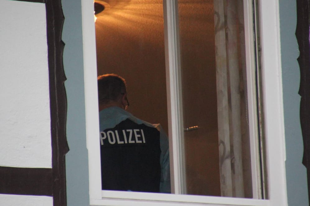 Hausduchsuchung: In Trier bekam ein Mann Polizeibesuch kurz nachdem er im Supermarkt einer Kassiererin gedroht hatte und auf den Fall in Idar-Oberstein Bezug genommen hatte (Symbolbild).