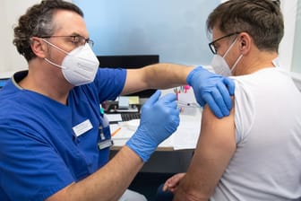 Corona-Impfung (Symbolbild): Die Ständige Impfkommission will die Booster-Dosis für Immungeschwächte empfehlen.