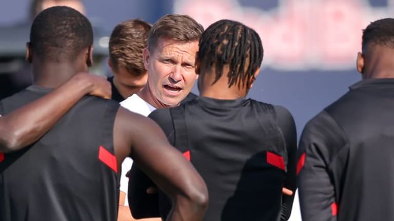 Trainer Jesse Marsch (M) und seine Leipziger stehen schon nach fünf Spieltagen unter Druck.