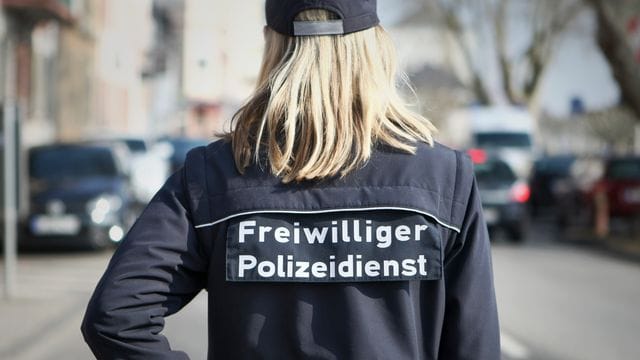 Der Freiwillige Polizeidienst unterstützt die Berufspolizei (Archivbild): Der Dienst sollte eine konzeptionelle Grundlage erhalten, bislang hat sich jedoch nichts getan.