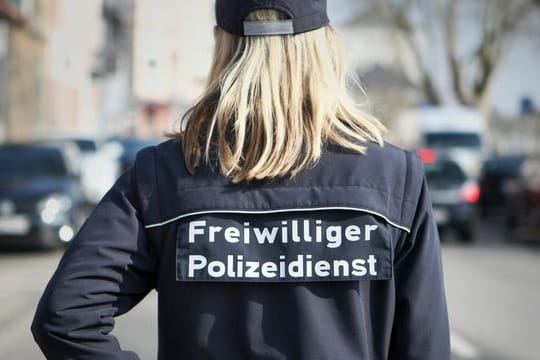 Der Freiwillige Polizeidienst unterstützt die Berufspolizei (Archivbild): Der Dienst sollte eine konzeptionelle Grundlage erhalten, bislang hat sich jedoch nichts getan.