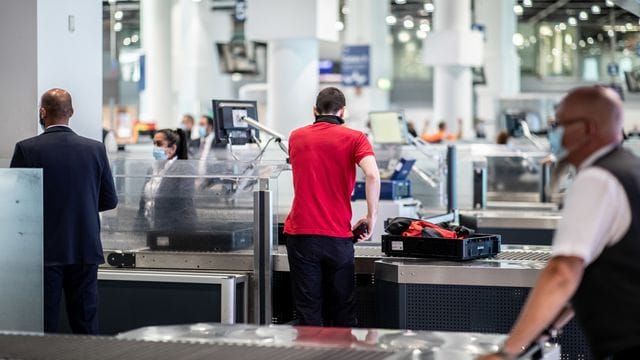 Sicherheitskontrollen am Düsseldorfer Flughafen