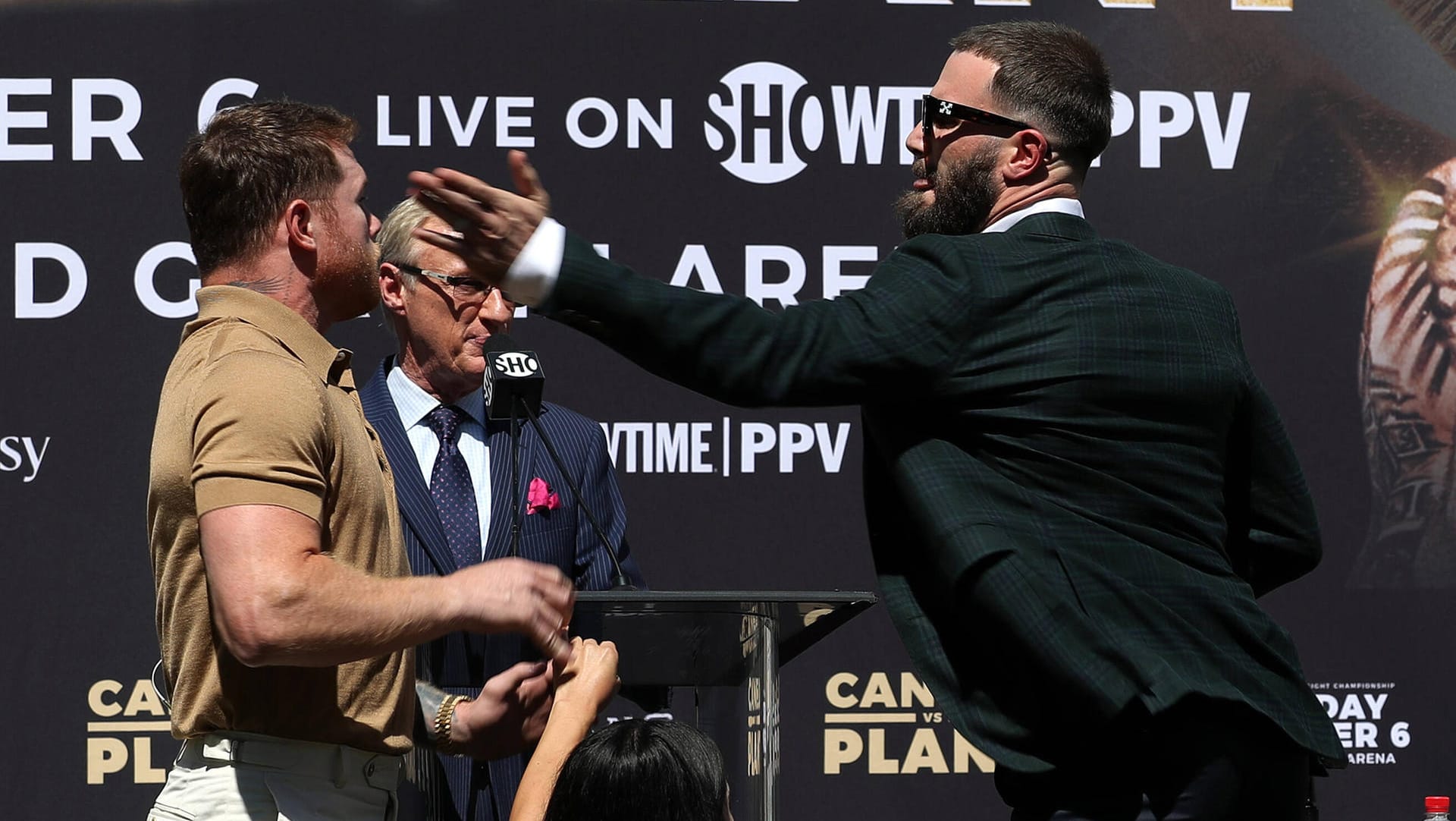 Hier geht es schon vor dem ersten Gong zur Sache: Caleb Plant (r.) will mit seiner Linken zuschlagen, Kontrahent Saul "Canelo" Alvarez versucht auszuweichen.