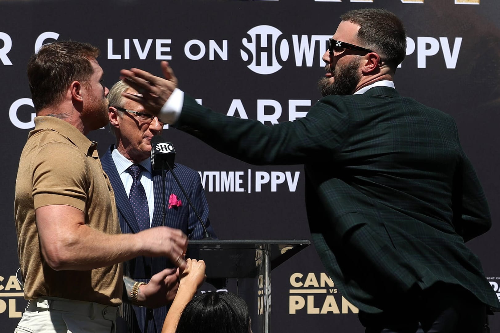 Hier geht es schon vor dem ersten Gong zur Sache: Caleb Plant (r.) will mit seiner Linken zuschlagen, Kontrahent Saul "Canelo" Alvarez versucht auszuweichen.