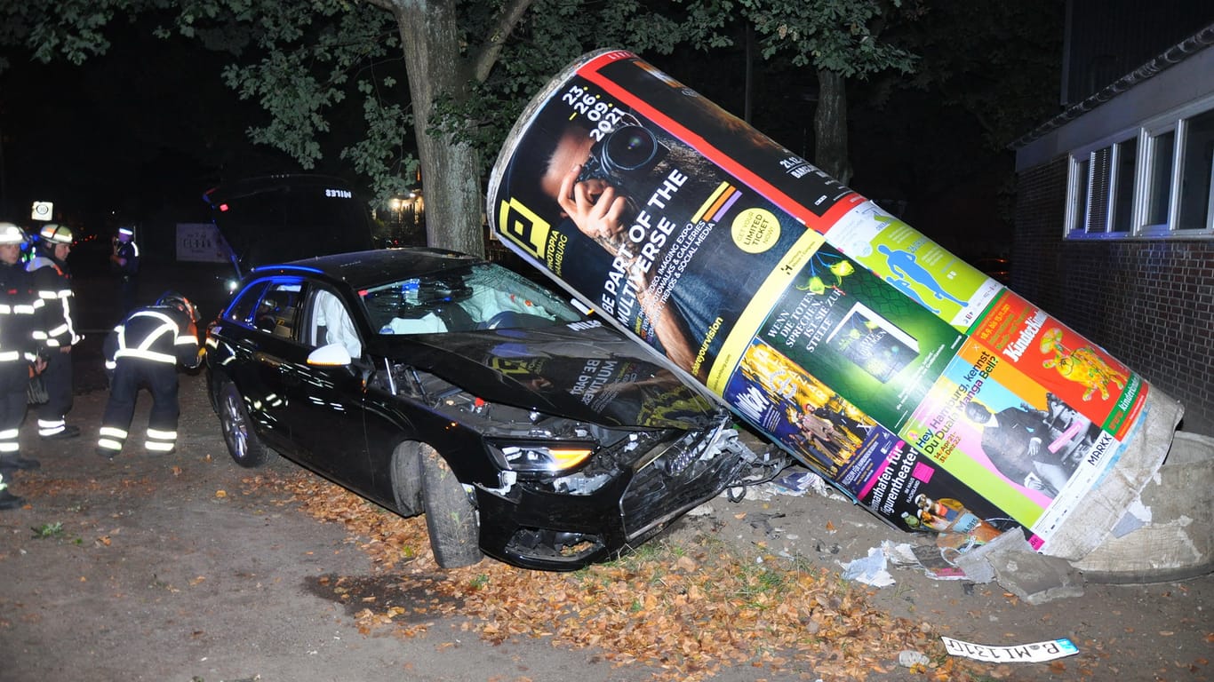 Der Unfallort: In der Leunastraße in Hamburg sind zwei Personen mit einem Mietauto gegen eine Litfaßsäule gefahren.