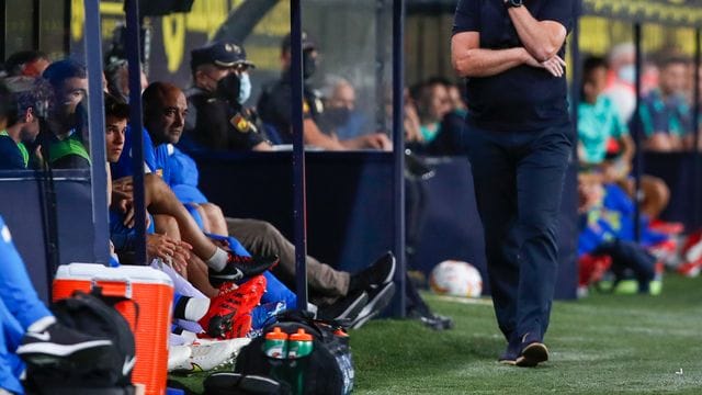 Nachdenklich verfolgt Barcelonas Trainer Ronald Koeman das Spiel in Cadiz. Nachdenklich verfolgt Barcelonas Trainer Ronald Koeman das Spiel in Cadiz.