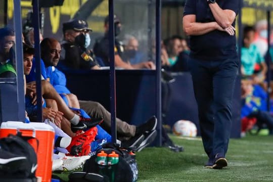 Nachdenklich verfolgt Barcelonas Trainer Ronald Koeman das Spiel in Cadiz.