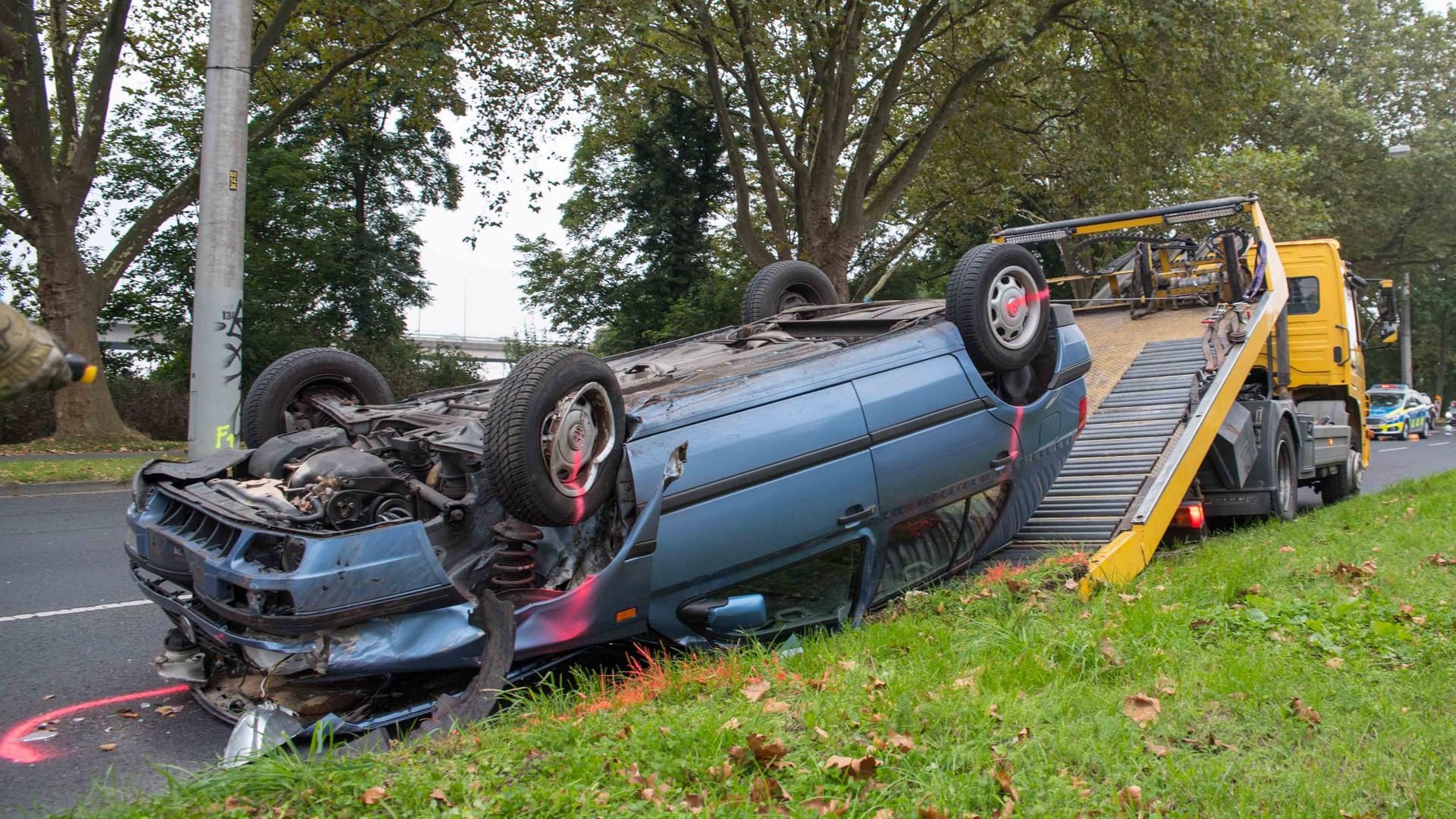 Verunfallter VW Golf: In Köln ist ein Wagen von der Straße abgekommen.