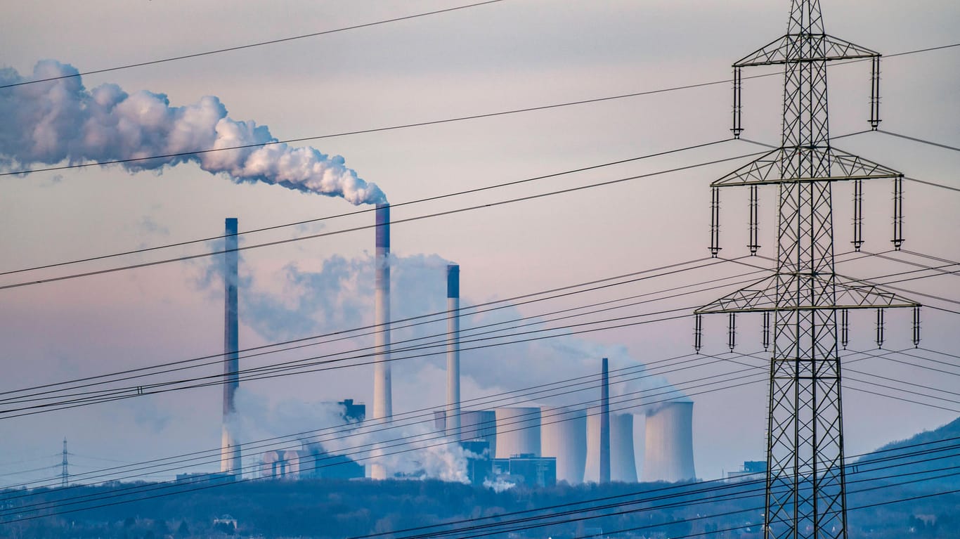 Hochspannungsleitungen, im Hintergrund ein Kohlekraftwerk: Die Energiewende kostet Deutschland Milliarden Euro.