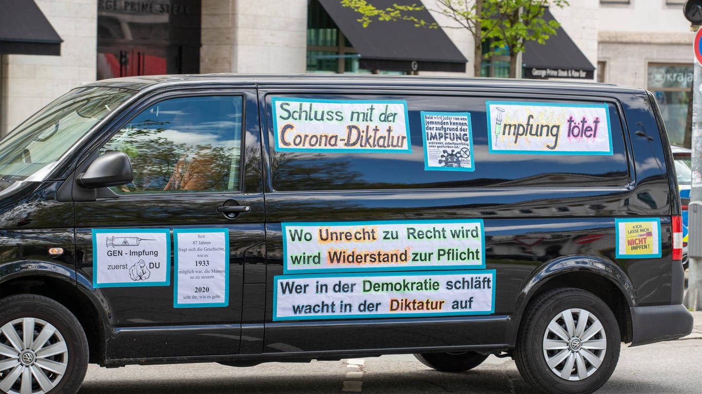Ein mit Parolen verziertes Auto bei einem Autokorso der "Querdenker" in München (Archivbild): Der Extremismus-Forscher Damian Groten sieht Gewaltpotenzial in der Szene.
