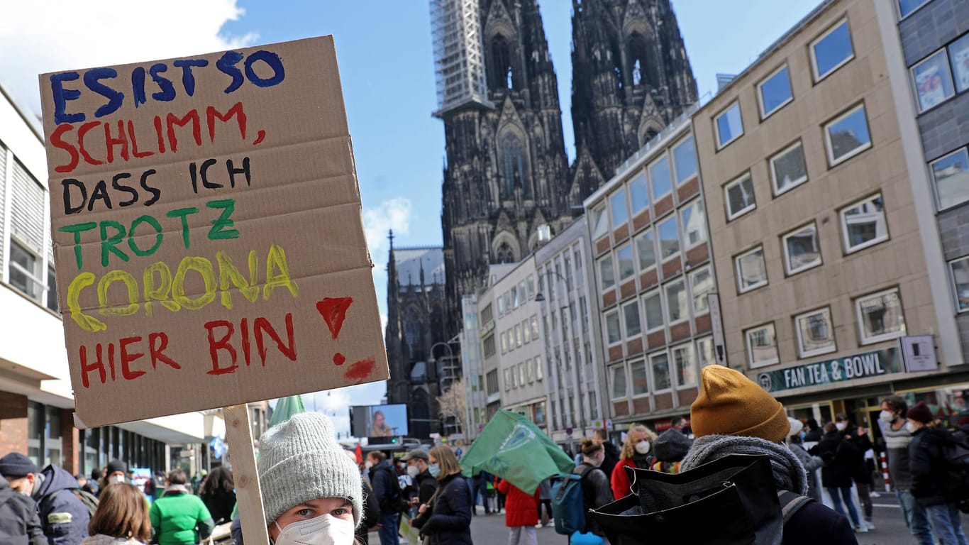 Eine Demonstrantin mit einem Transparent (Archivbild): In Köln findet eine erneute Kundgebung der Bewegung "Fridays For Future" statt.