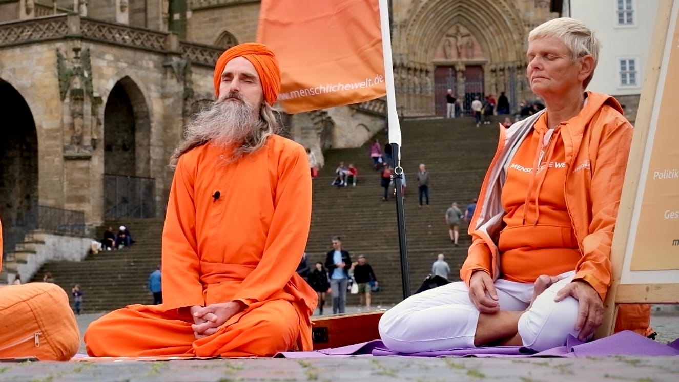 "Menschliche Welt": Die Yoga-Partei will das Meditieren in den Bundestag bringen.