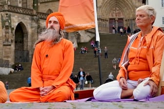 "Menschliche Welt": Die Yoga-Partei will das Meditieren in den Bundestag bringen.