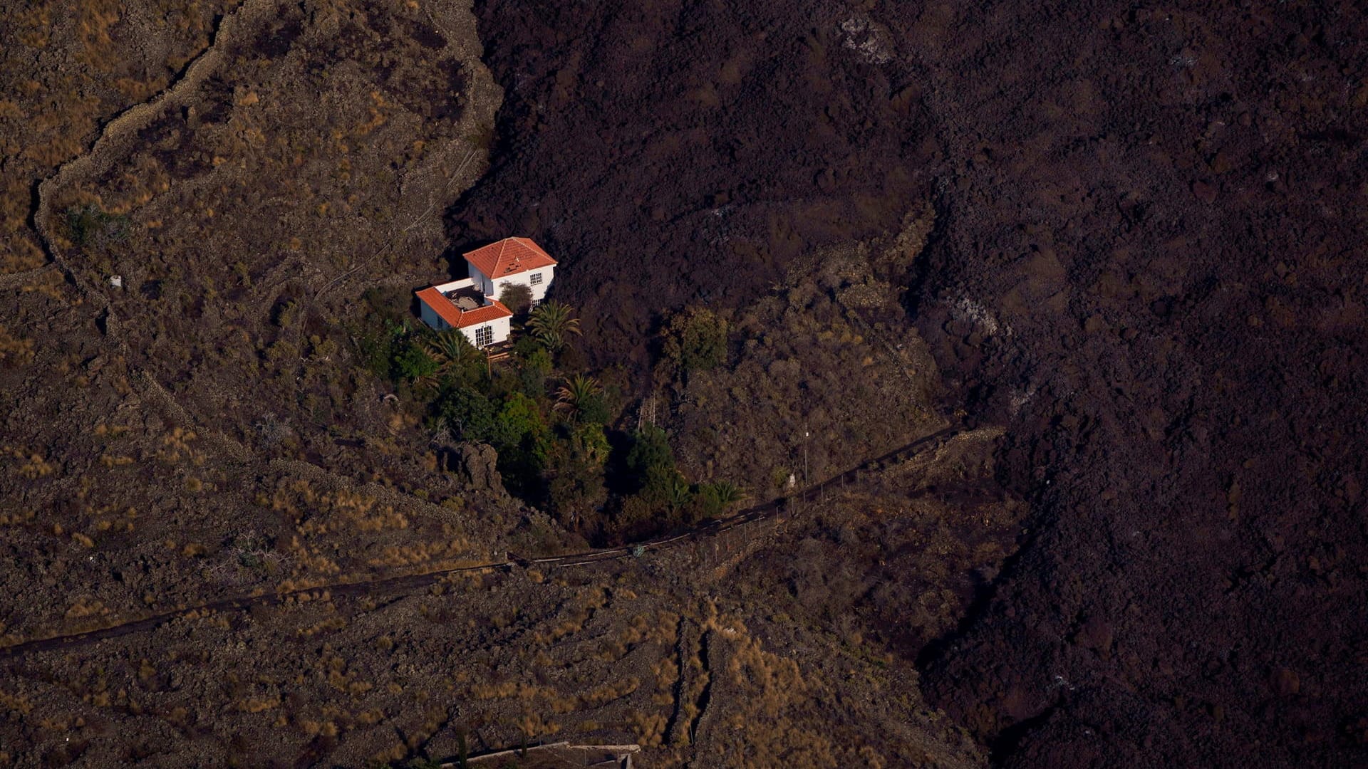 Vulkanausbruch auf La Palma: Ein Haus blieb von den Lavaströmen wie durch ein Wunder verschont.