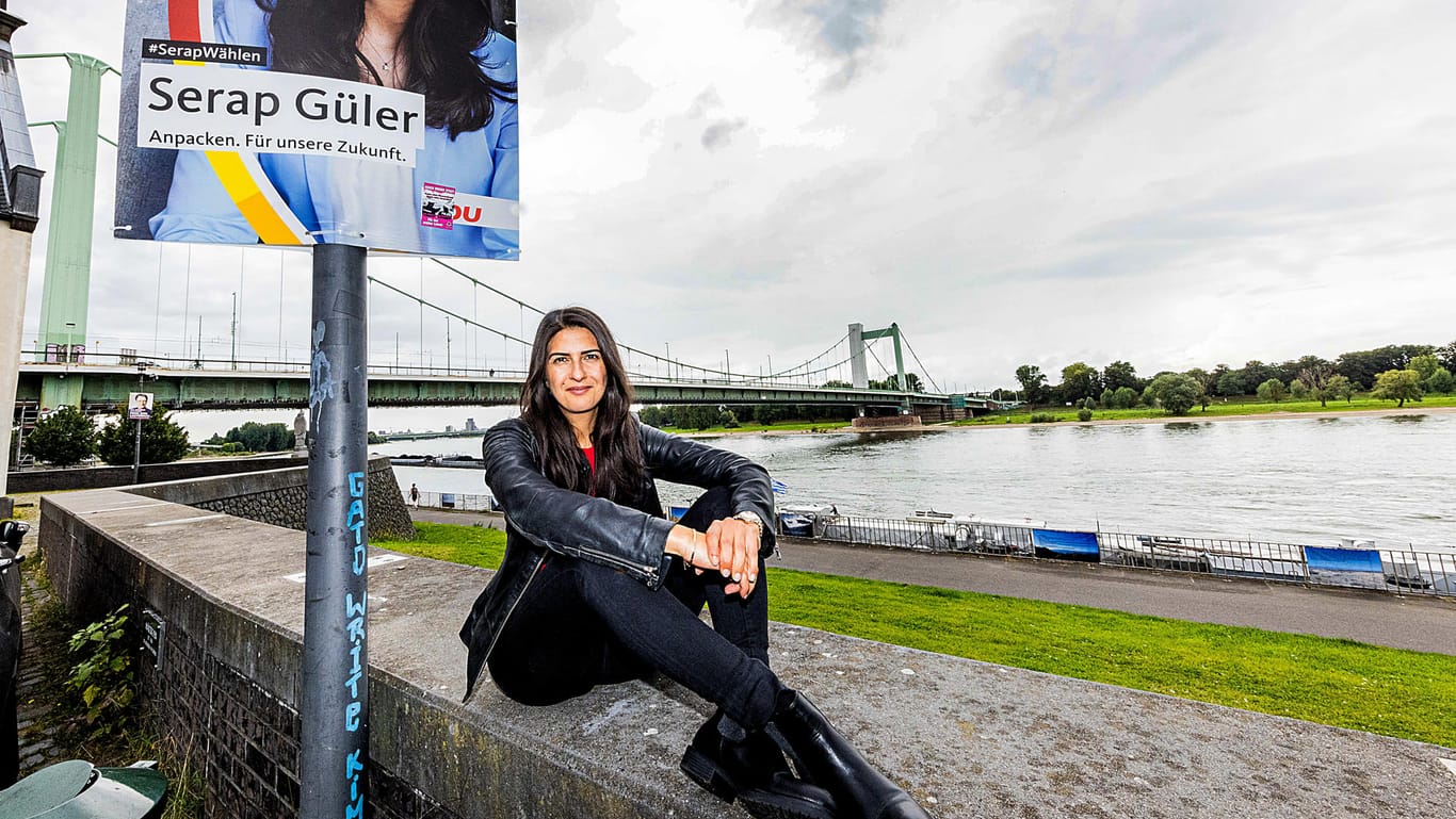 Serap Güler vor einem ihrer Wahlplakate: Derzeit ist sie Staatssekretärin in Nordrhein-Westfalen.