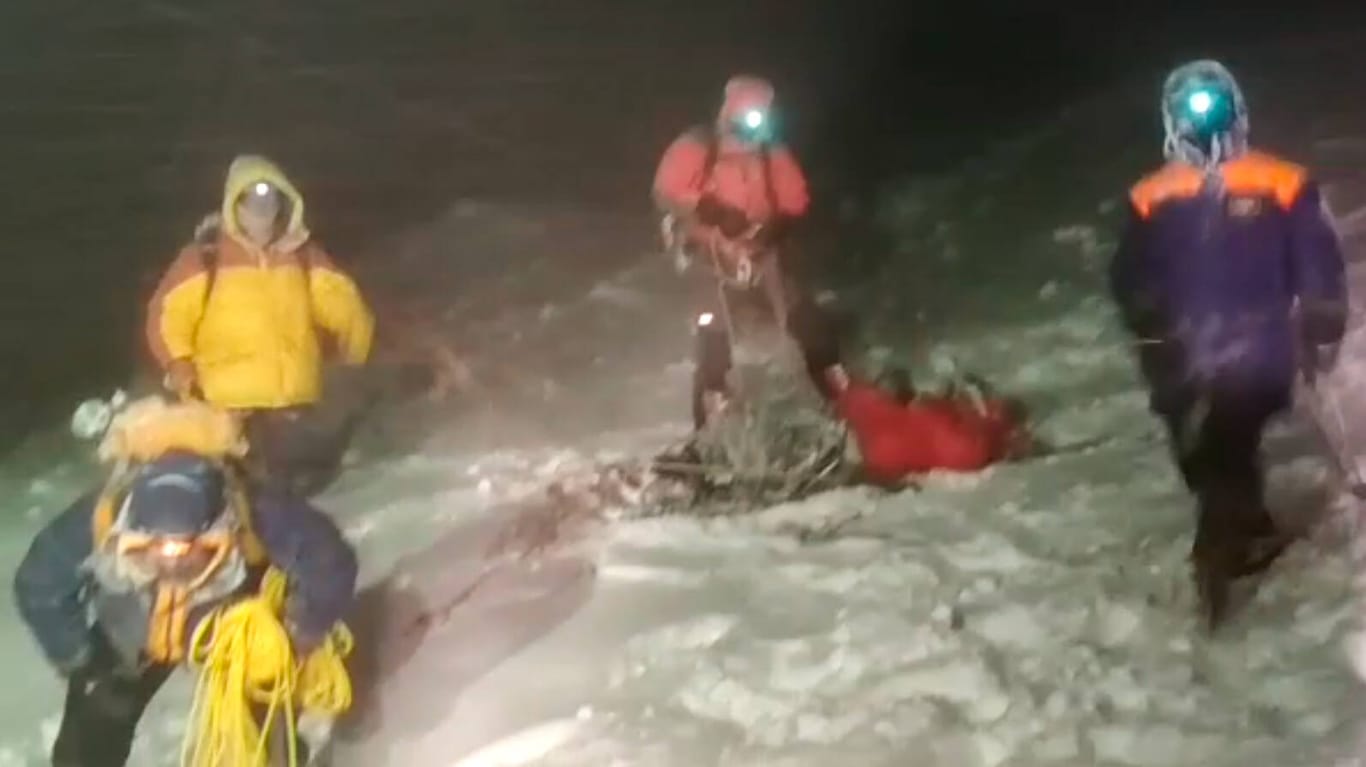 Rettungskräfte im Einsatz auf dem Berg Elbrus: 14 Menschen konnten aus dem Schneesturm gerettet werden, fünf starben.