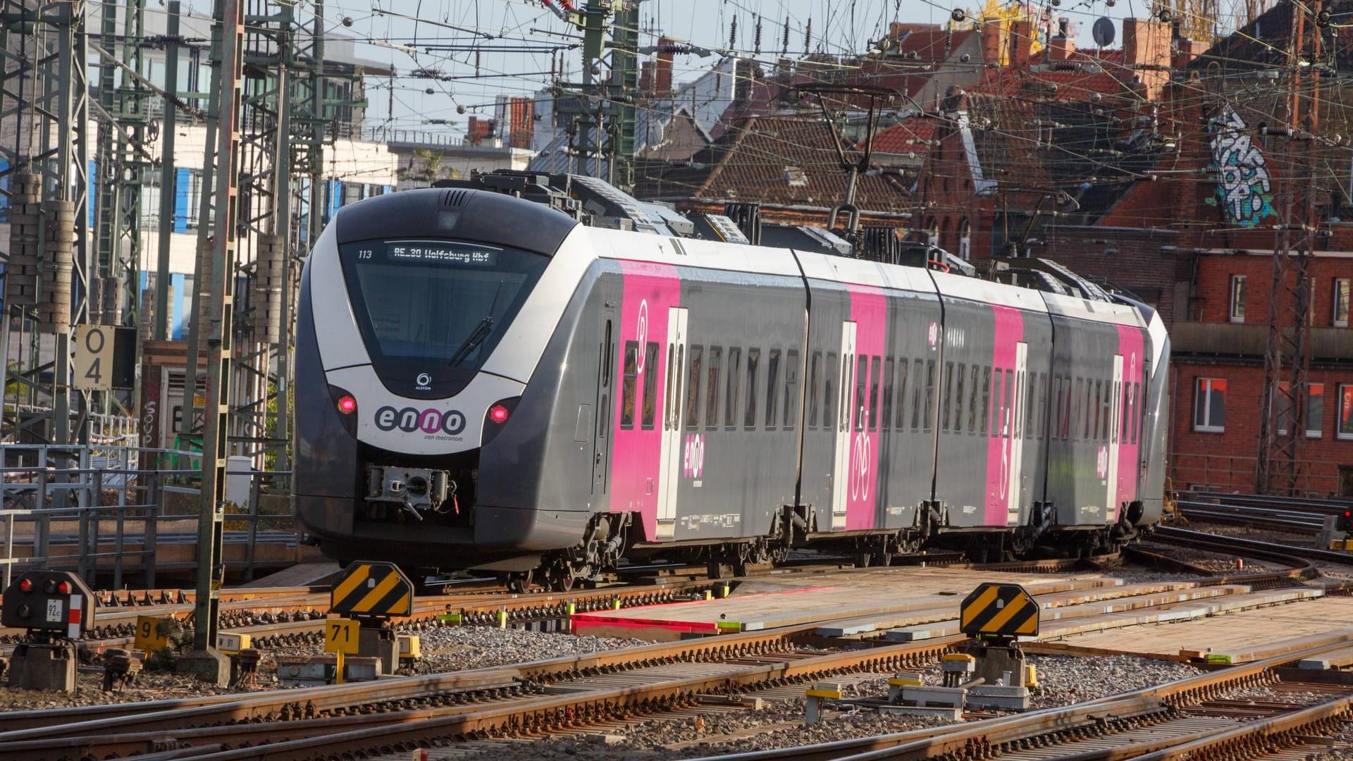 Ein Nahverkehrszug von Enno: Der Lokführer erlitt einen Schock.