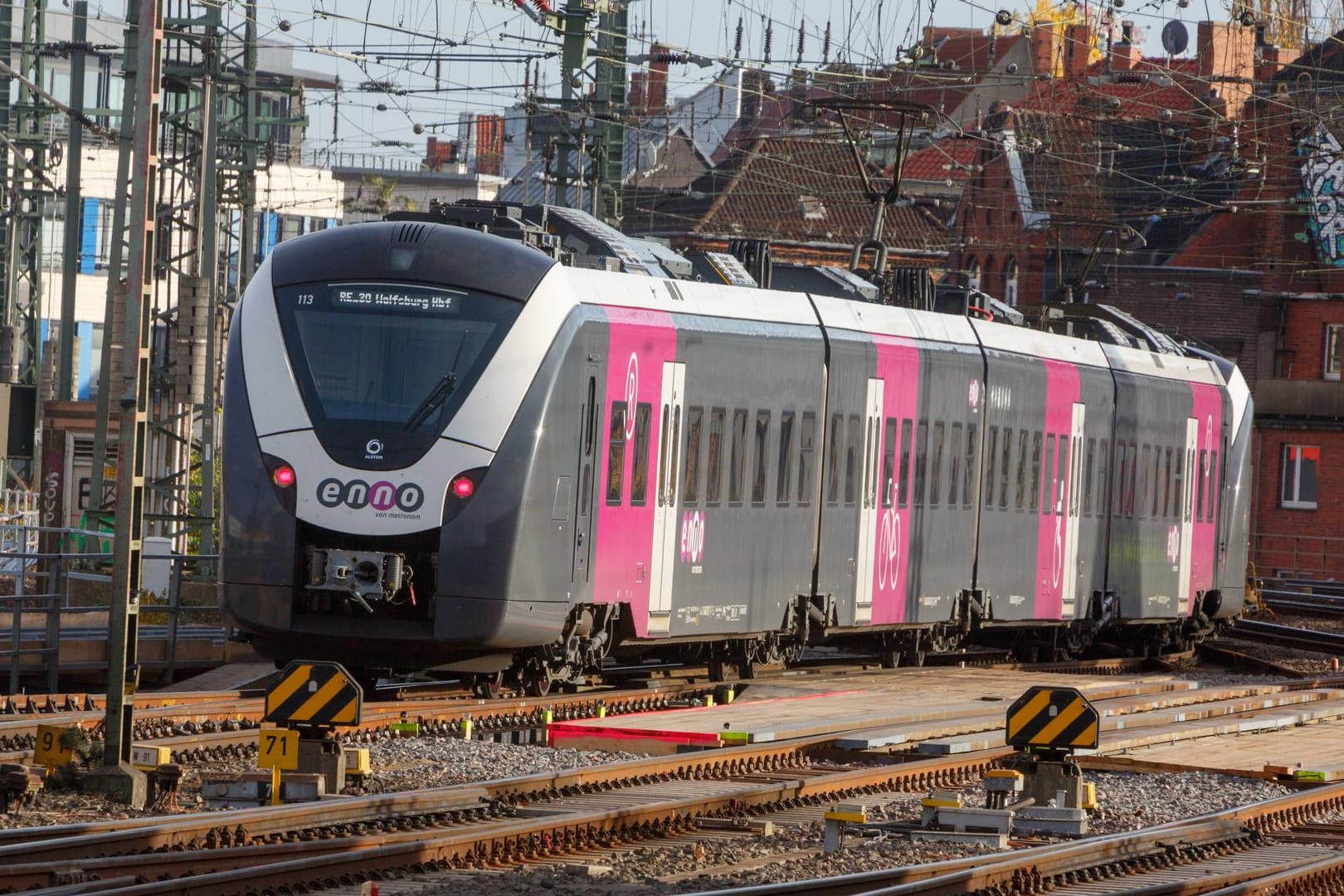 Ein Nahverkehrszug von Enno: Der Lokführer erlitt einen Schock.