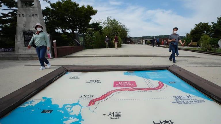 Südkorea, Paju: Besucher gehen am Imjingak-Pavillon nahe der Grenze zu Nordkorea an einer Karte der beiden Koreas vorbei.