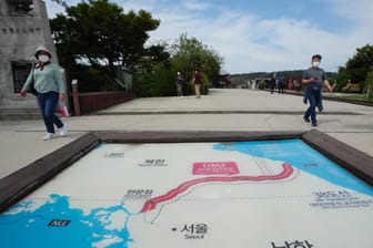 Südkorea, Paju: Besucher gehen am Imjingak-Pavillon nahe der Grenze zu Nordkorea an einer Karte der beiden Koreas vorbei.