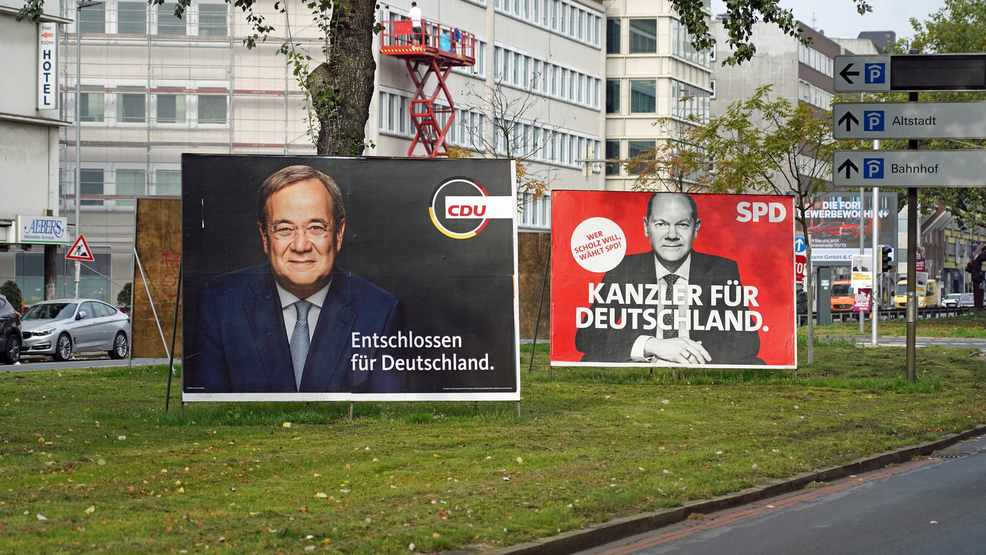 Wahlplakate mit den Kanzlerkandidaten Armin Laschet (CDU) und Olaf Scholz (SPD) Wahlplakate mit den Kanzlerkandidaten Armin Laschet (CDU) und Olaf Scholz (SPD)