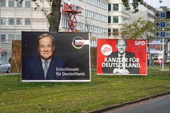 Wahlplakate mit den Kanzlerkandidaten Armin Laschet (CDU) und Olaf Scholz (SPD)