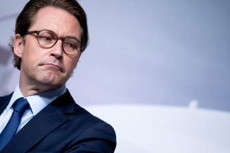 Verkehrsminister Andreas Scheuer und unangenehme Fragen: Normale Verzögerung oder Verschleppen bis nach der Wahl?