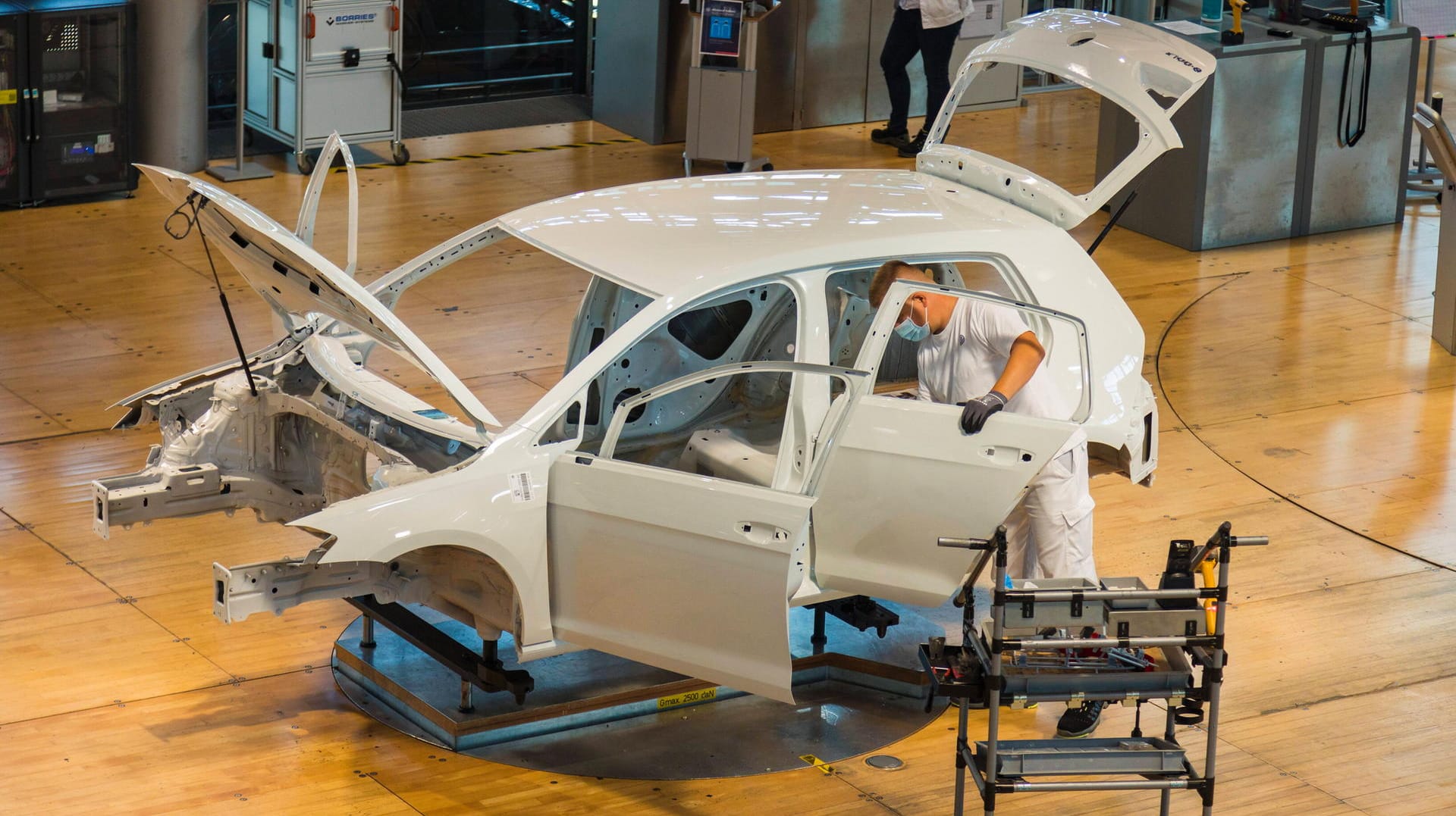 Ein Mitarbeiter bei Volkswagen bringt eine Autotür an (Symbolbild): Die Stimmung bei deutschen Unternehmen ist getrübt.