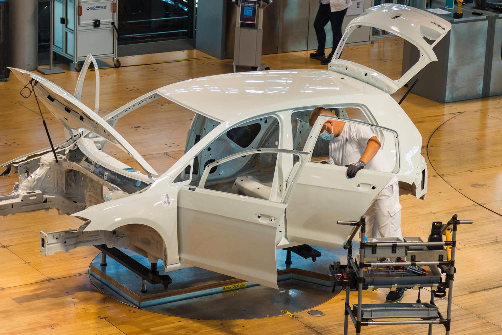 Ein Mitarbeiter bei Volkswagen bringt eine Autotür an (Symbolbild): Die Stimmung bei deutschen Unternehmen ist getrübt.