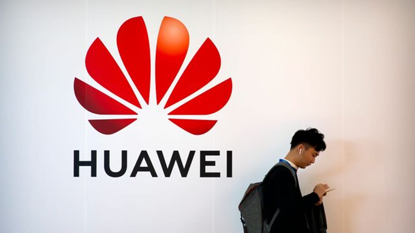 Das Bundesamt für Sicherheit in der Informationstechnik (BSI) hat eine Untersuchung mehrerer chinesischer Smartphonemodelle eingeleitet - darunter auch ein Modell von Huawei.