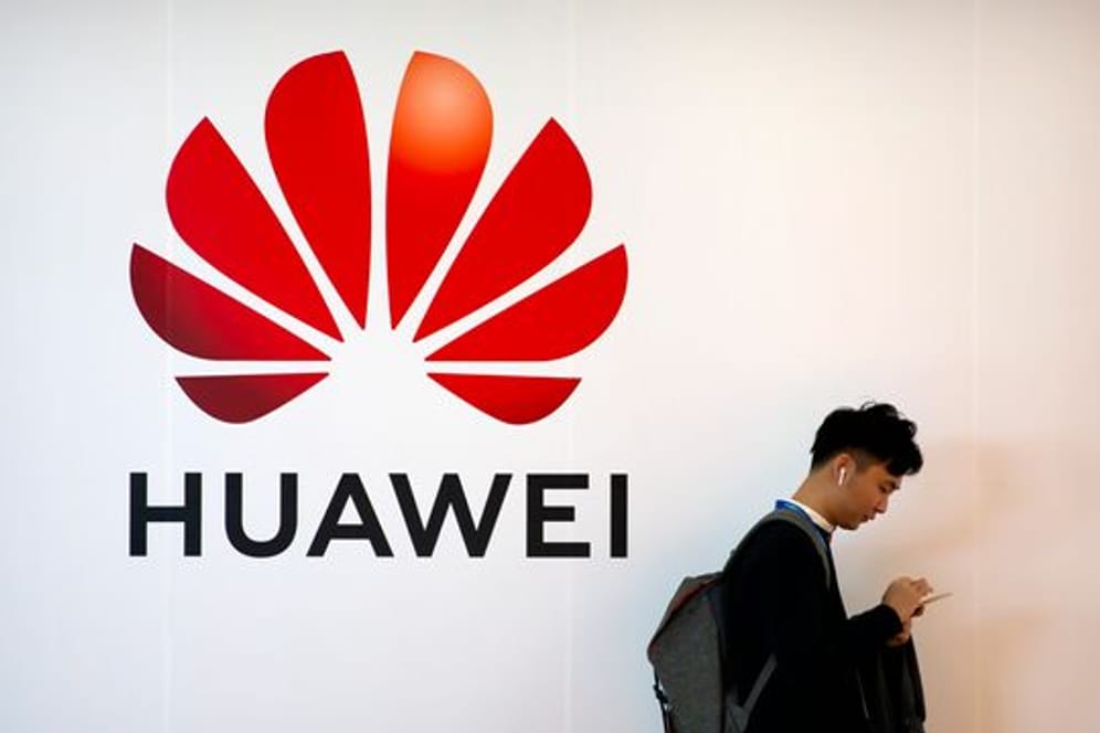 Das Bundesamt für Sicherheit in der Informationstechnik (BSI) hat eine Untersuchung mehrerer chinesischer Smartphonemodelle eingeleitet - darunter auch ein Modell von Huawei.