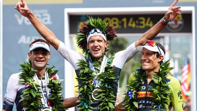 Jan Frodeno (M) feiert auf Hawaii beim letzten Ironman 2019 seinen Sieg. Jan Frodeno (M) feiert auf Hawaii beim letzten Ironman 2019 seinen Sieg.