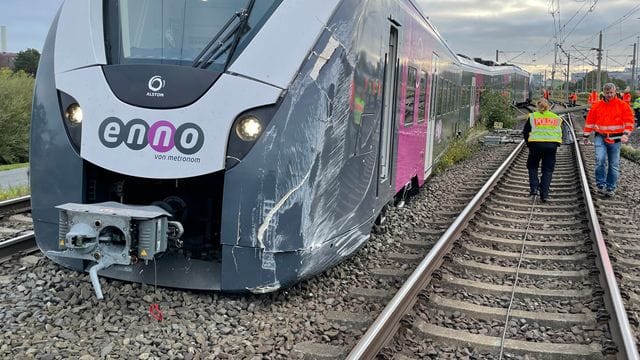 Der rangierte Zug steht neben dem Oberbau