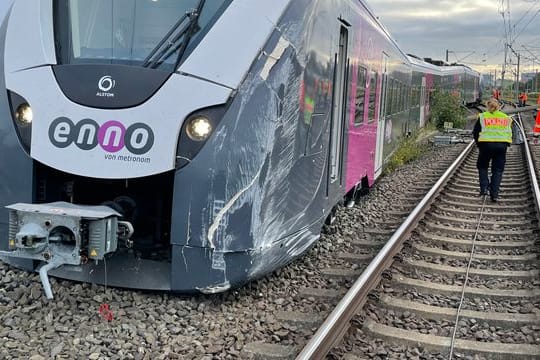 Der rangierte Zug steht neben dem Oberbau