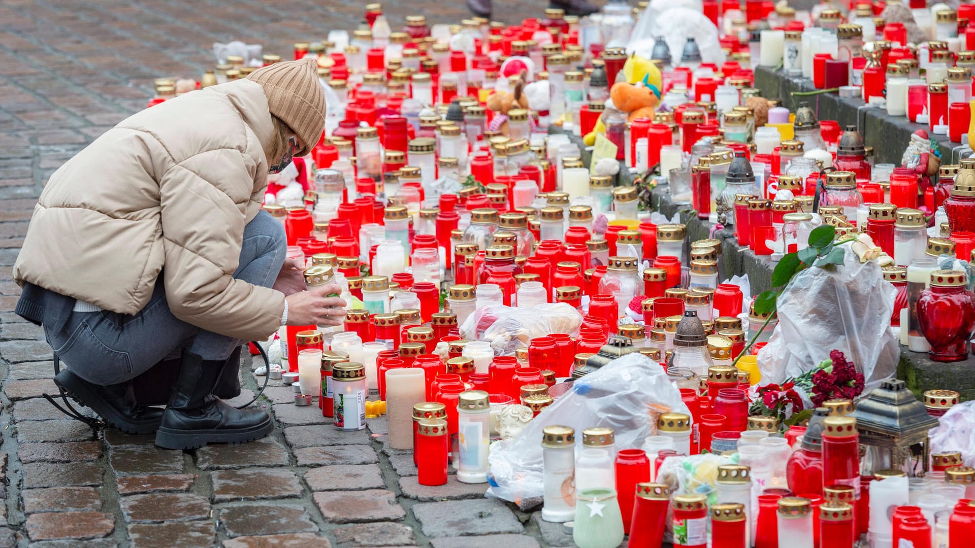 Trauer in Trier (Archivfoto): Nach dem Tod von fünf Menschen in der Fußgängerzone von Trier stellten viele Menschen Kerzen auf oder legten Blumen ab.