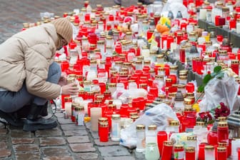 Trauer in Trier (Archivfoto): Nach dem Tod von fünf Menschen in der Fußgängerzone von Trier stellten viele Menschen Kerzen auf oder legten Blumen ab.