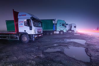 LKW parken nachts im britischen West Yorkshire (Symbolbild): Der akute Fahrermangel bedeutet in Großbritannien leere Regale.