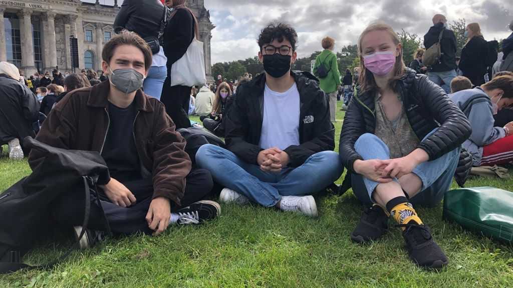 Justin, Richard und Franzi (v.l.) auf der Wiese vor dem Reichstagsgebäude: Auch sie schlossen sich dem Protest an.