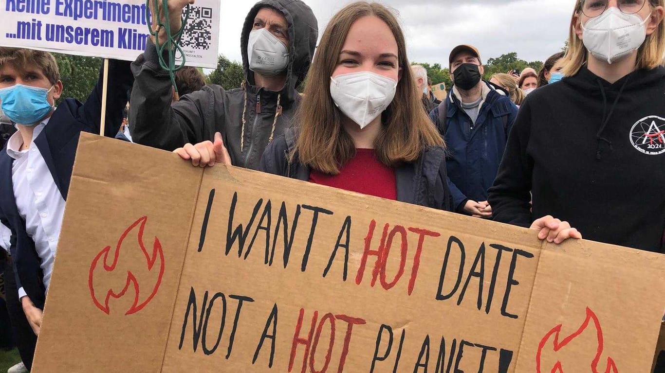 Die 18-jährige Berit hält ein Schild mit der Aufschrift "I want a hot date not a hot planet": Sie hat gerade ihr Abitur gemacht und darf am Sonntag erstmals an einer Bundestagwahl teilnehmen.