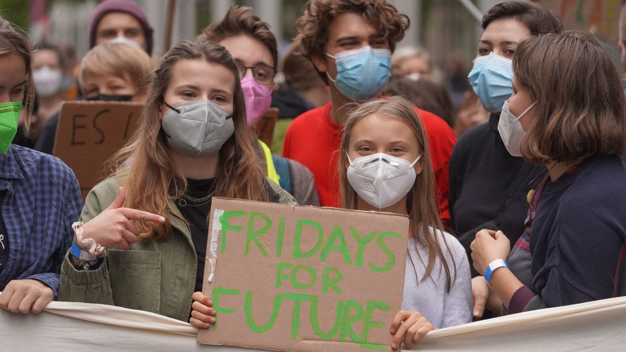 Greta Thunberg nimmt in Berlin am Klimaprotest teil.
