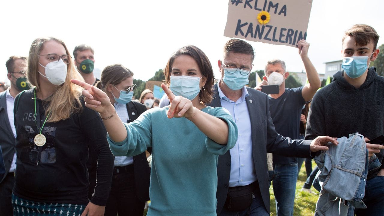 Annalena Baerbock (M), Parteivorsitzende und Kanzlerkandidatin von Bündnis 90/Die Grünen, schaut bei der Demonstration von "Fridays for Future" in Köln vorbei.