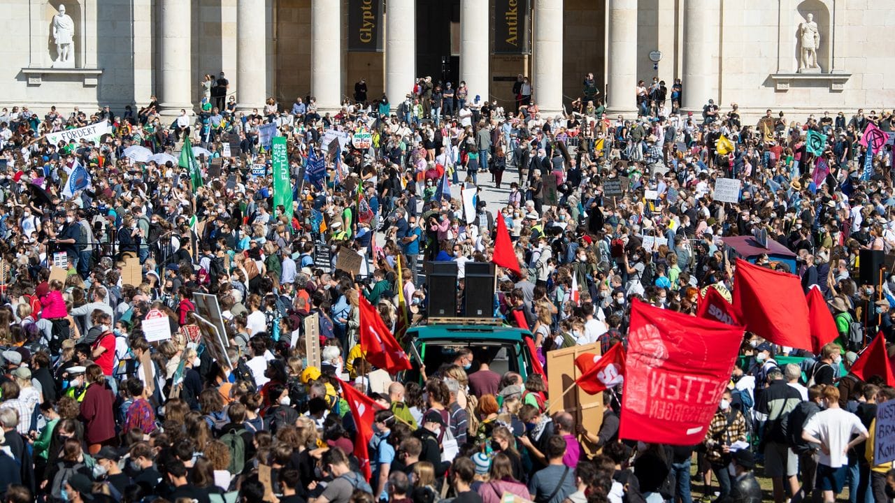 Tausende Menschen nehmen an einer Demonstration zum globalen Klimastreik in München teil.