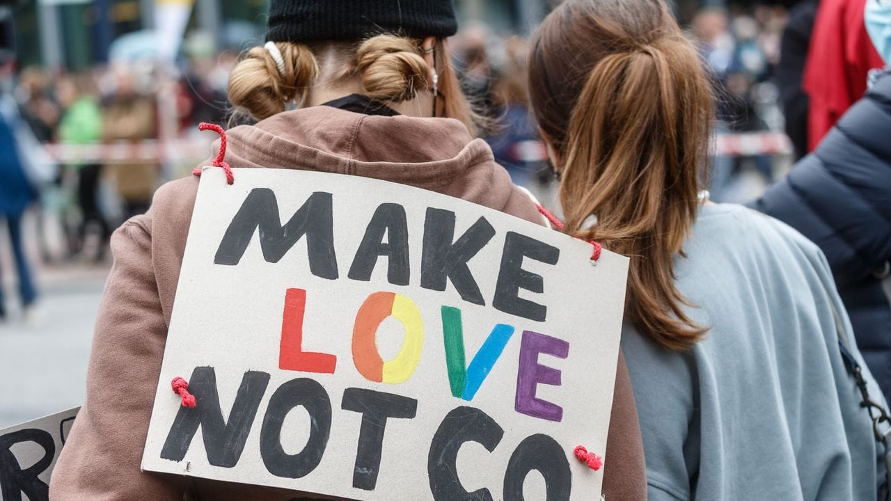 Klare Botschaft in Hamburg: "Make Love Not CO2".