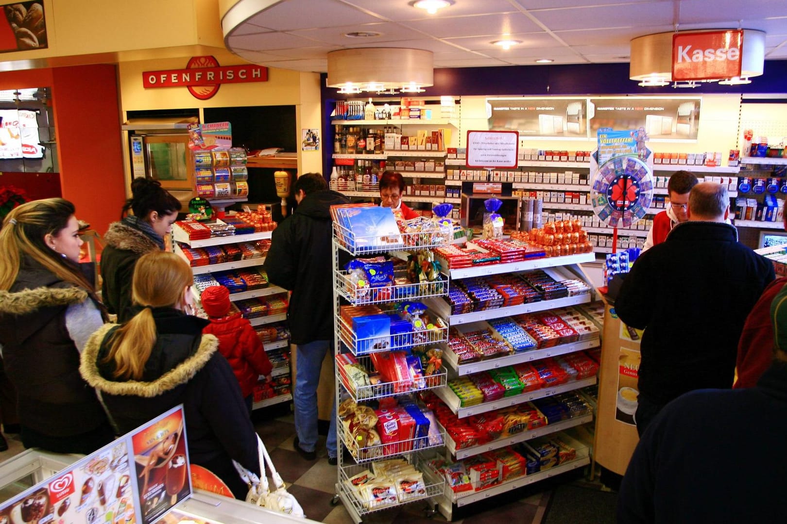 Ein gut besuchter Tankstellen-Shop: Viele Kunden ignorieren die Maskenpflicht.