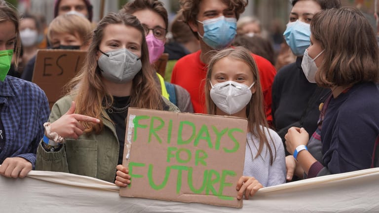 Die schwedische Klimaaktivistin Greta Thunberg (r.) und die deutsche Klimaaktivistin Luisa Neubauer bei einer Demonstration der Bewegung "Fridays for Future" in Berlin: Es ist die letzte große Klima-Demo vor der Bundestagswahl.