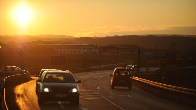 Trügerische Idylle: Bei tief stehender Sonne müssen alle Verkehrsteilnehmer noch besser aufpassen.