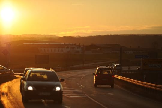 Trügerische Idylle: Bei tief stehender Sonne müssen alle Verkehrsteilnehmer noch besser aufpassen.