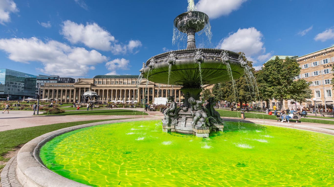 Grünes Wasser sprudelt aus den Brunnen am Schlossplatz in Stuttgart: Am Tag des "globalen Klimastreiks" haben Aktivisten das Wasser eingefärbt.